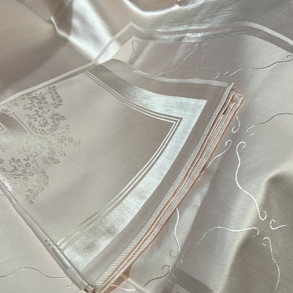 VINTAGE Pink Tablecloth and napkins made in Japan - Picture 2 of 10